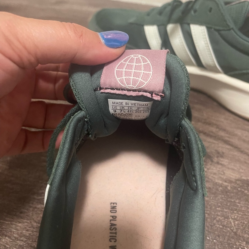 RARE ADIDAS FIND!!! LIKE NEW!!!Classic adidas driver style green with pink - Picture 10 of 15